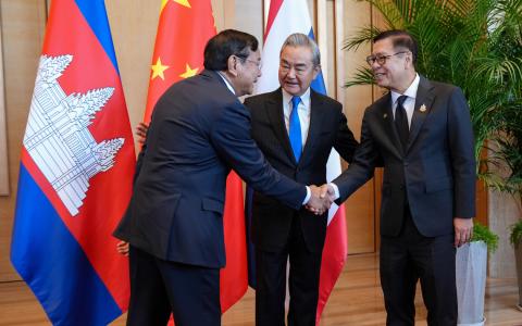 直到中国出面，泰柬终于停火，泰柬外长还应邀到云南与中国外长王毅见面，在王毅面前握手言和。（中新社）