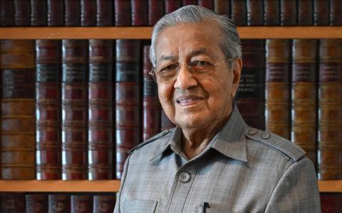 马哈迪家中跌倒送院 右髋骨折料住院数周