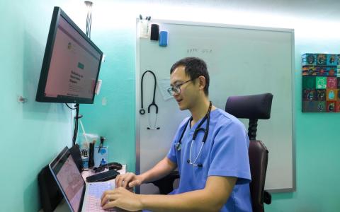 远程医疗平台揭骗局 20多名“病患”用同一张脸骗病假单