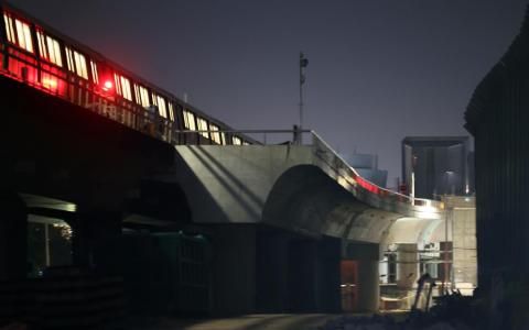 夜爬鹰架闯地铁轨道拍视频 17岁少年判缓监18个月