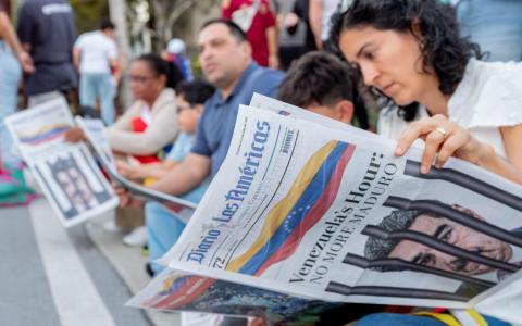 路透社引述四名消息人士指出，在美军行动之时，委内瑞拉副总统人在俄罗斯。鉴于此，俄罗斯在此次行动中扮演的角色究竟是什么，真相有待确定。图为1月4日在美国佛罗里达州的委内瑞拉人关注马杜罗被捕的新闻。（彭博社）