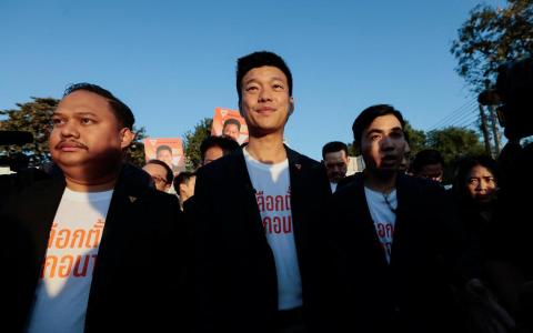 泰国最新公布的民调结果显示，人民党党魁那他蓬（中）的支持率继续领先其他首相候选人，但看守首相阿努廷已缩小与那他蓬的差距。（路透社）