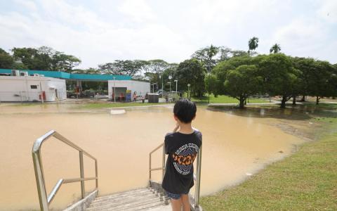 宏茂桥一组屋前地下水管漏水 黄泥水淹没草坪