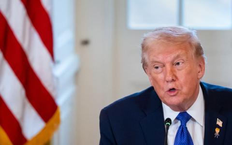 作者认为，特朗普的极端行为严重挑战了国际社会所依靠的多边主义和自由贸易框架、违背保护国家主权与安全的国际法。（彭博社）