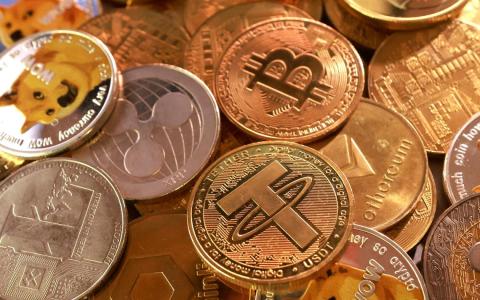 英国财政部说，加密货币公司将与其他金融产品供应者那样，受到英国金融行为监管局的监控，包括受制于既定的透明度标准。图为市场上各种加密货币插图。（路透社）