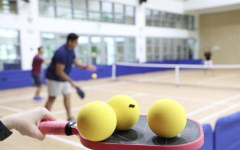 蒙巴登送泡棉匹克球 鼓励居民打球时减少噪音不扰邻