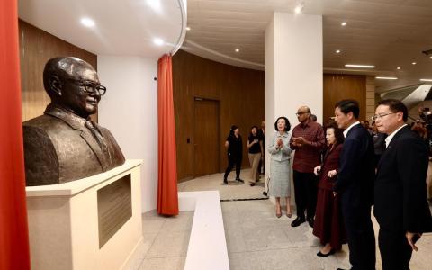 邱德拔遗产捐1.35亿元 新保集团获历来最大单笔捐赠