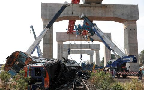 泰国高铁工程起重机坠落砸中列车 酿32死逾60伤