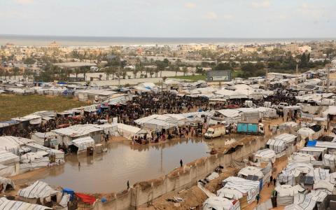 本轮以哈冲突爆发以来，大批加沙民众被迫流离失所，图为加沙南部汗尤尼斯的一个帐篷营地。（路透社）