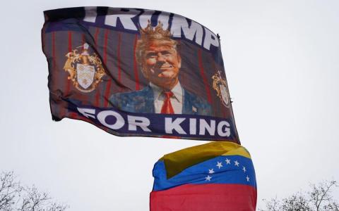 美国总统的权力不能持续扩展，制衡的逻辑与权力扩张的逻辑同时发挥着作用。几乎在每一次总统扩展自身权力之后，总统或出于对宪法的尊重，或出于来自国会和最高法院的压力，往往会把权力的钟摆回拨，尽管并不是回到原点。图为1月5日委内瑞拉总统马杜罗在纽约出庭时，示威者在法院外高举“特朗普当国王”旗帜和委内瑞拉的国旗抗议。（彭博社）