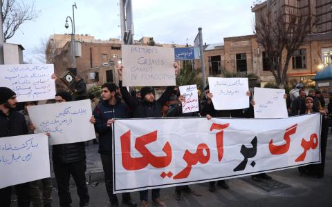 美航母打击群赴中东集结 特朗普却似趋软或暂缓打伊