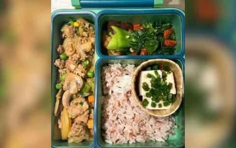 为让孩子吃得营养 家长费心思备餐盒