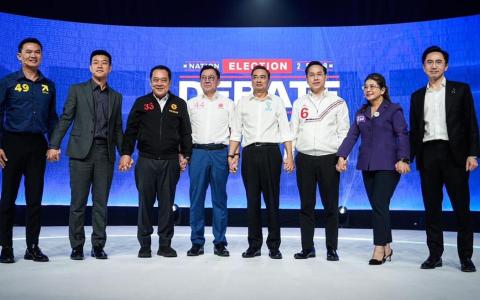 泰国民族报集团星期六（1月17日）在曼谷主办选前大型辩论，由其中八个参选政党的首相候选人同台交锋，阐述各自政策立场。左起是泰新步伐党的素差威、人民党的那他蓬、泰国民族党的达威、新机遇党的乍杜邦、民主党的阿比昔、泰国人团结建国党的阿他威、泰建泰党的素达拉及为泰党的裕差南。泰自豪党没有参加这场辩论。（取自裕差南脸书）