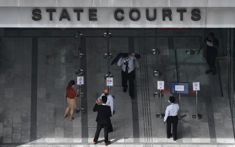 上网留差评惹官司 单亲妈妈被国际学校起诉