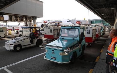 樟宜机场正式启用自驾牵引车 提升运送行李效率和安全