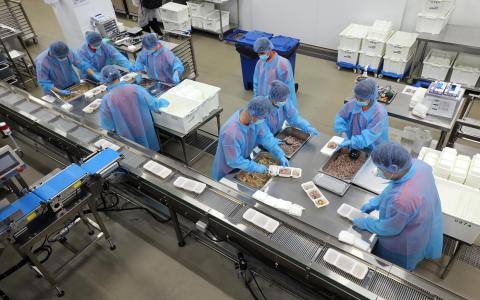 中央厨房作业流程解密：严格把控烹饪时长与温度 新鲜送抵学校