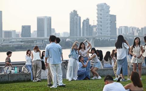 调查：朋友越多样 对社会归属感越强