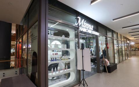 顾客不满理发院提前一个多月收农历新年附加费。（庄耿闻摄）