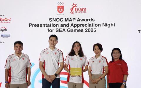 我国长距离泳将颜欣慧（中）获颁3万元，在台上与本届东运会代表团团长廖振兴（左起），文化、社区及青年部代部长梁振伟，新加坡全国奥理会主席、永续发展与环境部长傅海燕和新加坡赛马博彩管理局高级总监梁文嫡合影。（邝启聪摄）