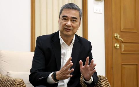 泰国前首相阿比昔领导民主党出战2月8日大选。他说，民主党愿意在选后与其他政党合作组织政府，但条件是必须承诺肃清贪污和网络诈骗。（彭博社）