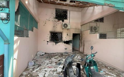 泰国军警星期二凌晨在也拉府一栋民宅围捕疑似分离主义分子，双方爆发枪战，嫌犯最后死在厨房一个角落，房子外墙留下斑驳弹孔。（取自脸书）