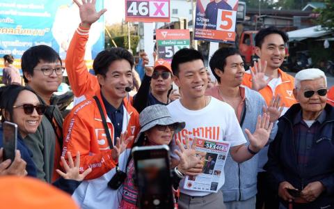 泰国人民党党魁兼首相候选人那他蓬（右四）星期一（1月19日）到清迈府参加竞选活动，为人民党的清迈第三选区国会议员候选人纳塔蓬（左三）拉票。（取自人民党清迈区脸书）