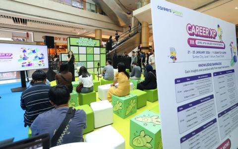 本地首个青年职业体验营 商场里举行受青睐