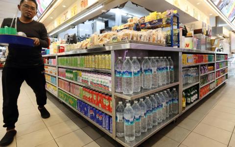 买饮料回收瓶罐才能退费 公众担心回收不方便