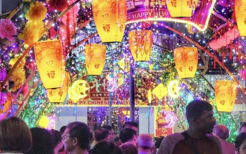 斋戒月首日巧遇农历新年 武吉甘柏亮灯共庆