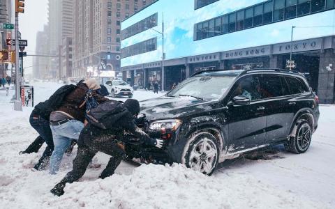 美国多地暴风雪继续肆虐 10死近百万户断电