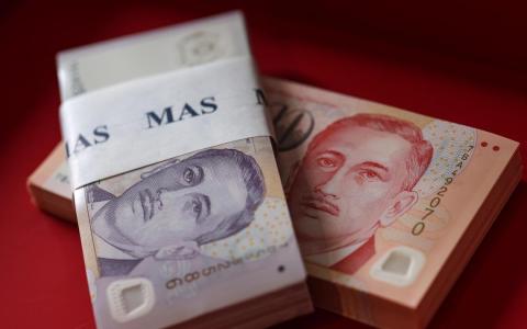 距离农历新年仅剩三周，不少公众已准备换新钞包红包。（档案照片）