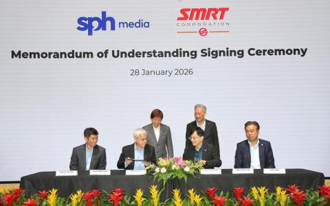 公交屏上读要闻 乘客路上知天下 新报业媒体携手SMRT让新闻更普及