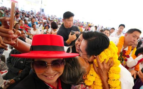 为泰党的首相人选裕差南星期一在巴蜀府和春蓬府拉票，其间为泰党的忠实支持者拉着他并亲吻他的脸。（取自为泰党脸书）