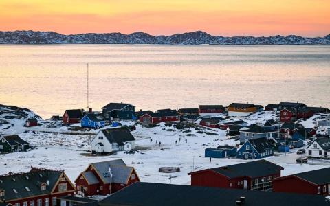 在努克市一处积雪覆盖的居民区，孩子正在踢足球。（法新社）