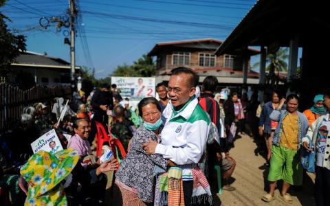 干他拉叻选区议员普明（中）上周宣布跳槽加入勇敢道德党，与被认为是触发泰柬冲突的为泰党切割。普明1月23日到位于边境的四色菊府拜访选民。（路透社）