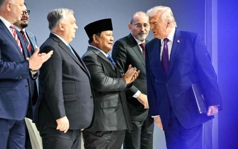 特朗普在和平委员会会场上与匈牙利总理欧尔班、印度尼西亚总统普拉博沃和约旦外长萨法迪打招呼。（法新社）