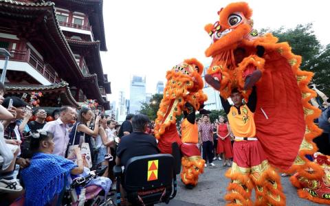 1月30日傍晚，牛车水热闹欢腾，新春亮灯仪式与开幕典礼在牛车水广场隆重举行，吸引人潮带动周围年货市场的买气。（陈斌勤摄）