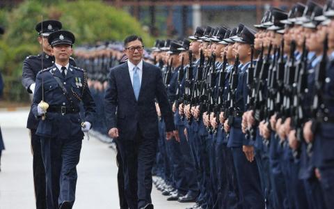 香港警察学院1月31日举行结业会操，保安局局长邓炳强在典礼中检阅毕业的见习督察和学警。（香港中通社）