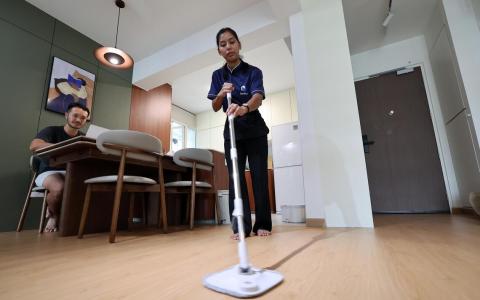 就快过年了，住在巴特礼一带组屋的余章成忙于在家中办公，因此聘请Nimbus Homes公司的缅甸清洁工人薇拉（Vera）帮忙大扫除。（萧紫薇摄）