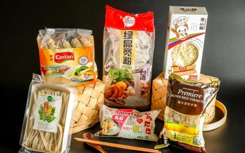 六款热量较低的面条（上排左起顺时钟）：Cintan风干面、福必得绿晶宽粉、乐多多淮山面、ecoBrown’s糙米波纹米粉、顺（Soon Brand）粗切蒟蒻面以及Simply Natural有机手工藜麦板面。（叶振忠摄）