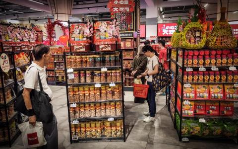 平价集团设在怡丰城（图）和另外五个地点的Xtra霸级超市门店，将在2月12日至15日延长营业时间，每日营业至凌晨2时。（曾坤顺摄）