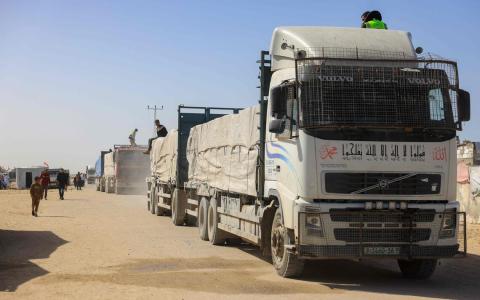 2月1日，载有人道主义援助物资的卡车，在通过埃及的拉法边境口岸后，抵达加沙地带南部的汗尤尼斯。（法新社）