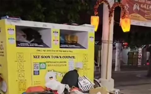 有公众被指翻找堆在回收箱外的旧衣物，现场一片狼藉。（取自网络）