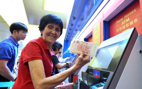 新钞需求旺 兑换首日人龙一串串