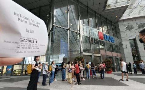 金价大波动无阻入市 新加坡银行金铺见“淘金热”