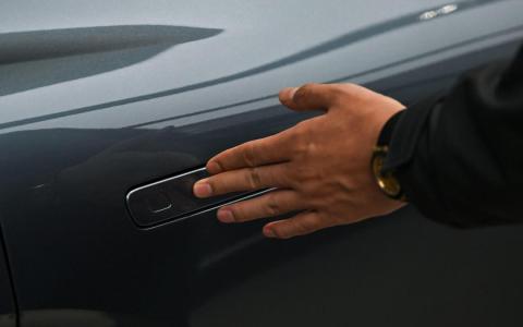 中国叫停隐藏式车门把手 业者：促进电动车安全遏制设计内卷