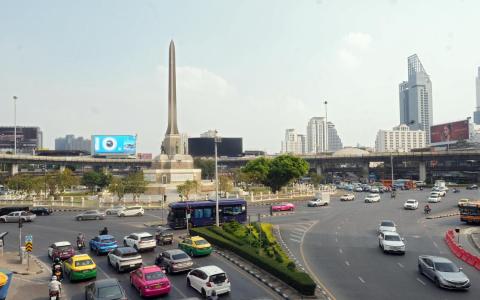 曼谷胜利纪念碑是曼谷的地标，也是大规模示威集会的首选之地。胜利纪念碑是二战时期的军国主义遗留物，近年来则成了民主派人士对抗保守力量的象征。（谢智扬摄）