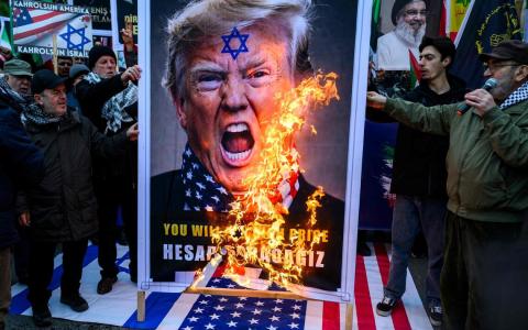 图为2月1日，土耳其伊斯坦布尔一场反美示威中，人们焚烧特朗普的肖像。（法新社）