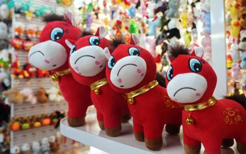 “哭哭马”之所以成为农历新年的新宠，因为它是一张不必伪装的脸，替我们把嘴角放下去，替我们承认，原来我的苦需要被看见。（路透社）