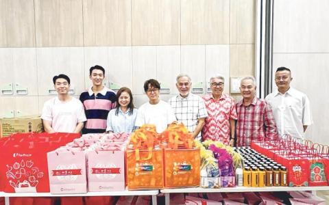 八位艺人杨志龙（左起）、翟思铭、向云、田铭耀、 朱厚任、陈澍城、刘谦益和陈汉玮新春送暖。（新艺经纪提供）